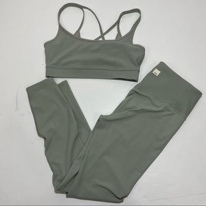 Vuori workout set mindset bra Lux rib studio leggings green size medium yoga